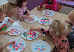 Dzieci układają kompozycję z kropek